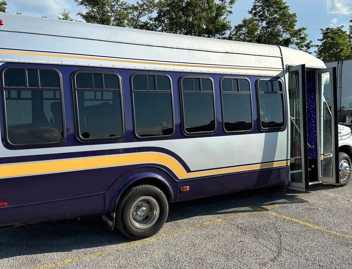 24 Passenger Shuttle Bus 24 Passenger Shuttle Bus to rent
