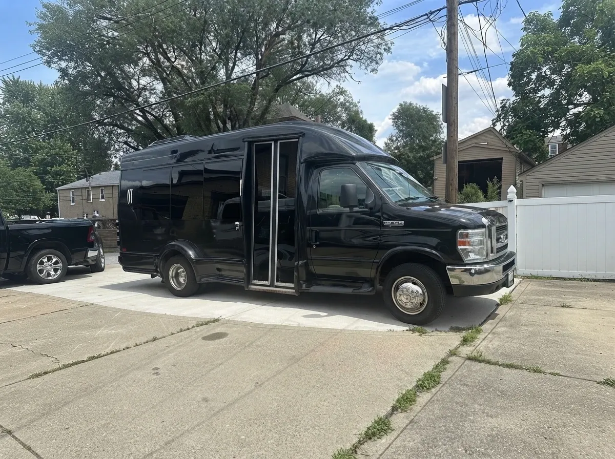 Black Bus Black Bus to rent
