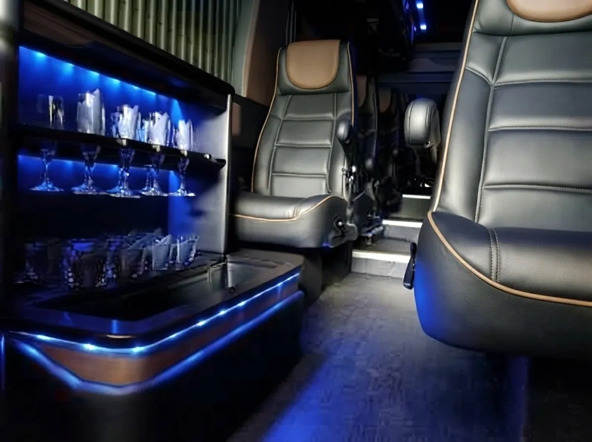 Black Mercedes-Benz Executive Sprinter Black Mercedes-Benz Executive Sprinter to rent