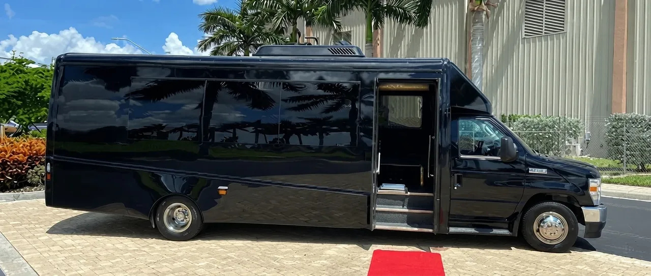 28 Passenger Minibus Black 28 Passenger Minibus to rent