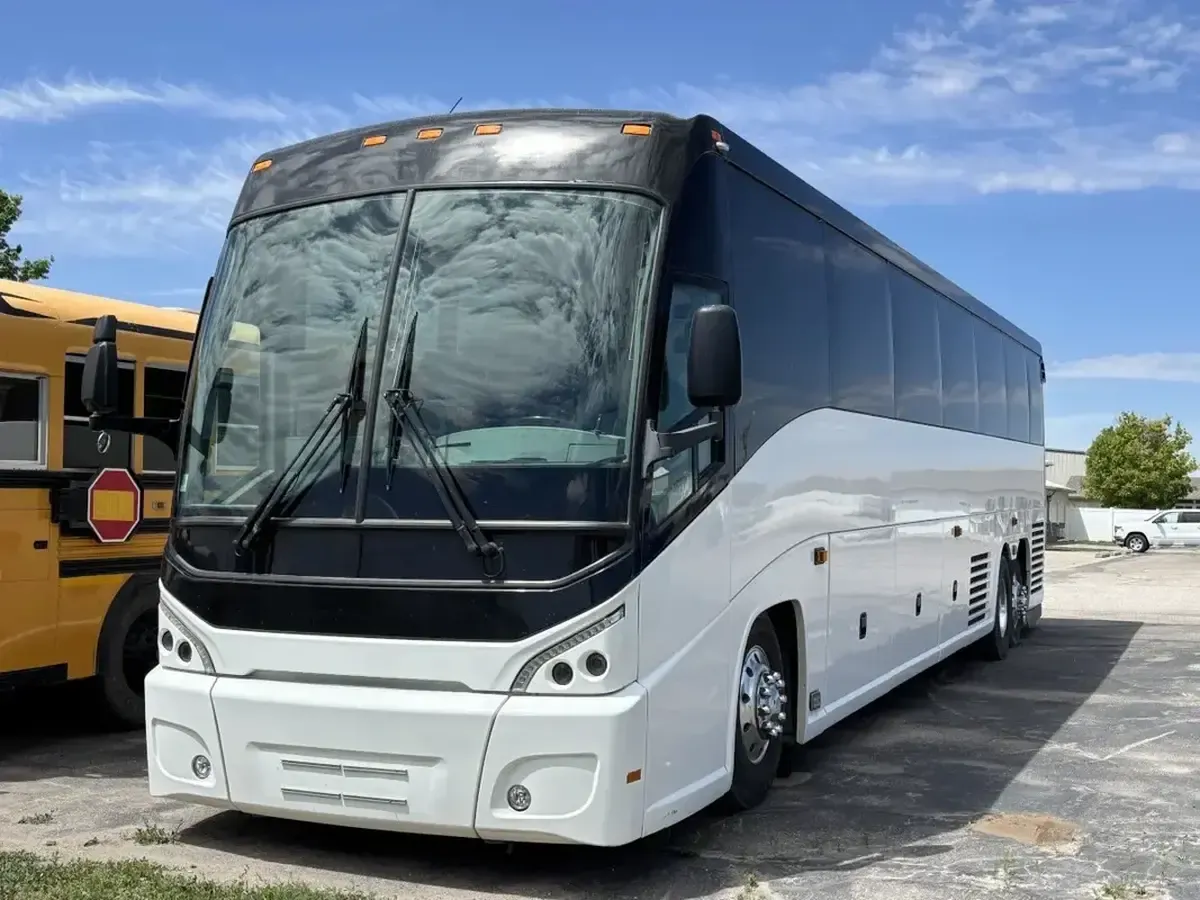 Motor Coach Luxury (Cloth Seats) exterior angle, angle 4
